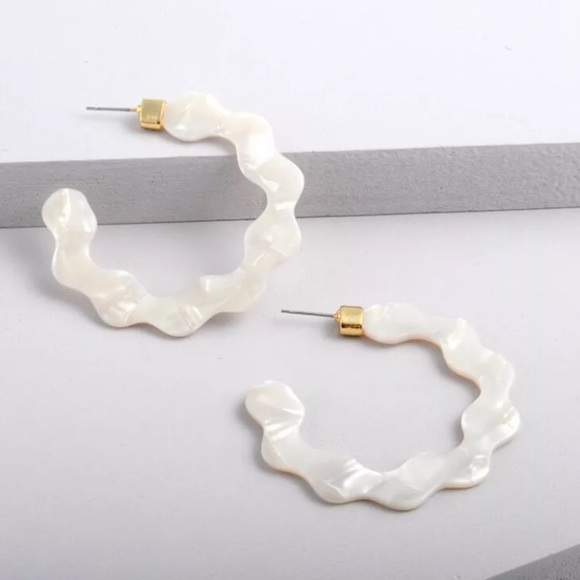 New! Scalloped resin hoop earrings💫 - Picture 2 of 5